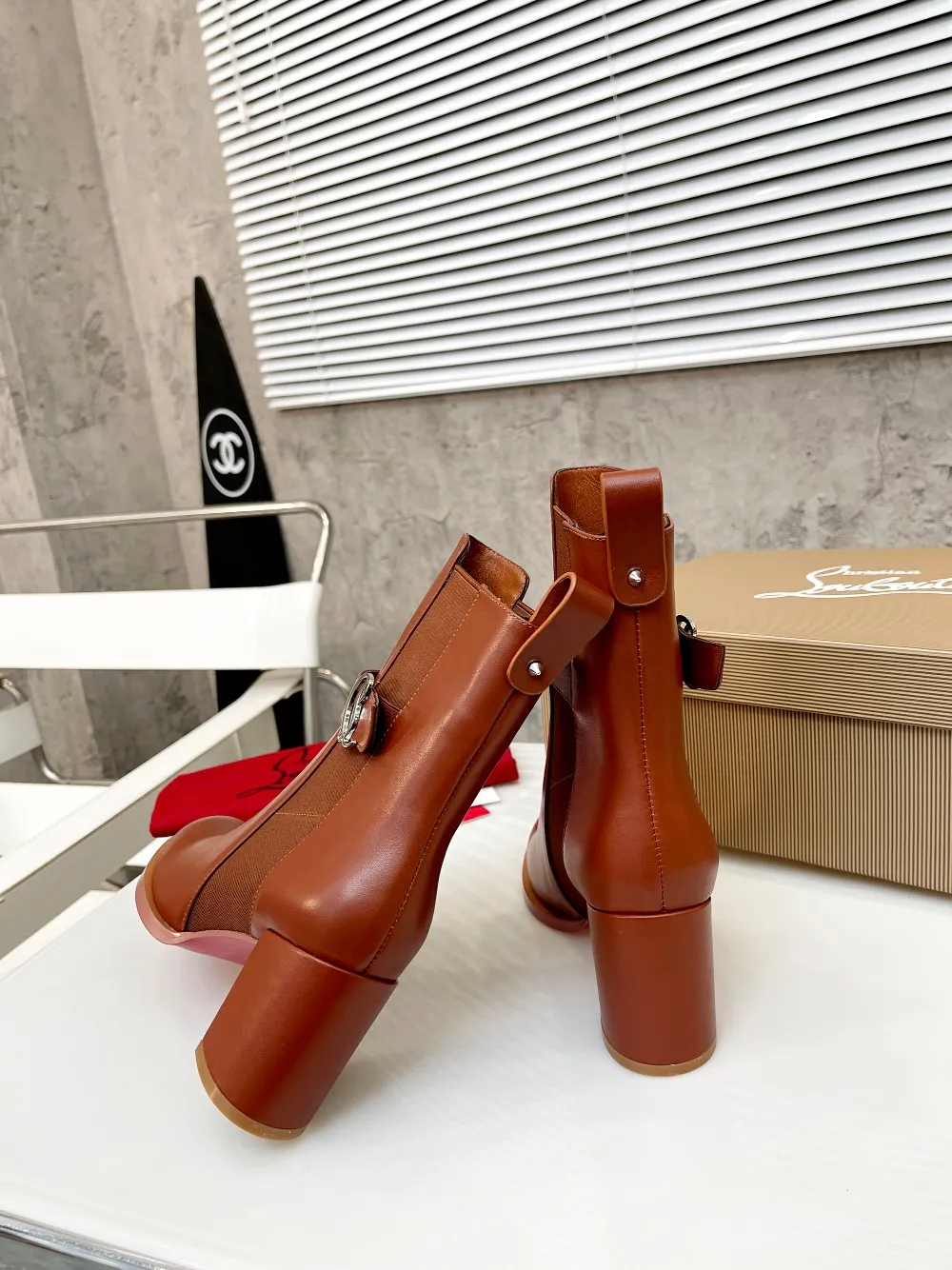👟👟Ex-factory price 600👟👟 Christian Louboutin (CL) launches new thick-heeled thick-soled boots in 2022, made of shiny calf leather. Eye-catching embellishments on the side, elastic gold-plated Christian Louboutin (CL) logo design, tube height 6 inches (15cm) ✅Fabric: grained cowhide ✅Lining: sheepskin ✅Outsole/heel height: rubber Genuine leather heel height 7cm ✅Color: black reddish brown ✅Number: 34-41 (customized for 34,41) ✅Packaging: original board packaging